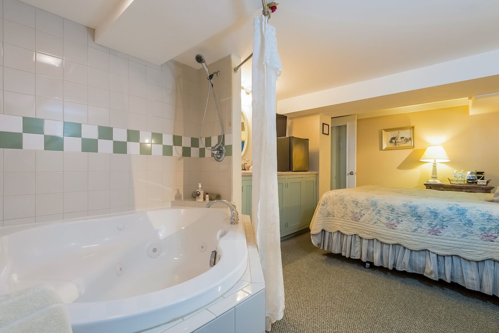 Junior Suite, 1 Queen Bed, Jetted Tub (Braeburn) photo 2