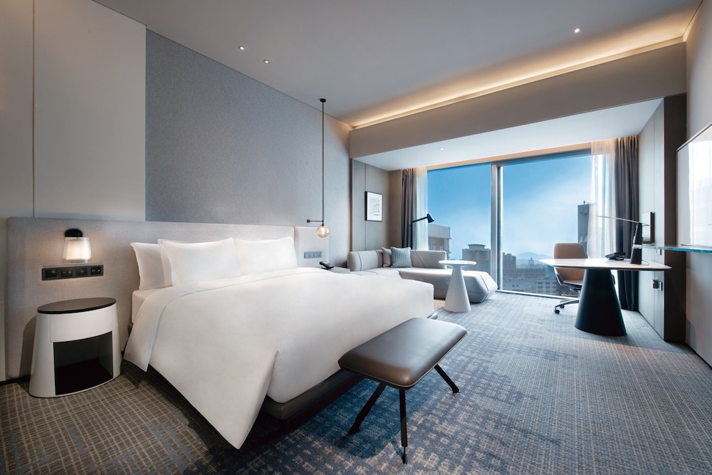 Suite - Photo 1