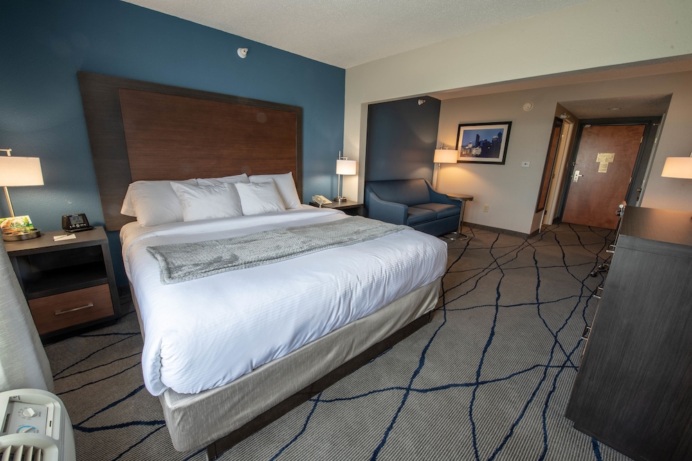 Room, 1 King Bed, Non Smoking, Hot Tub - Photo 4