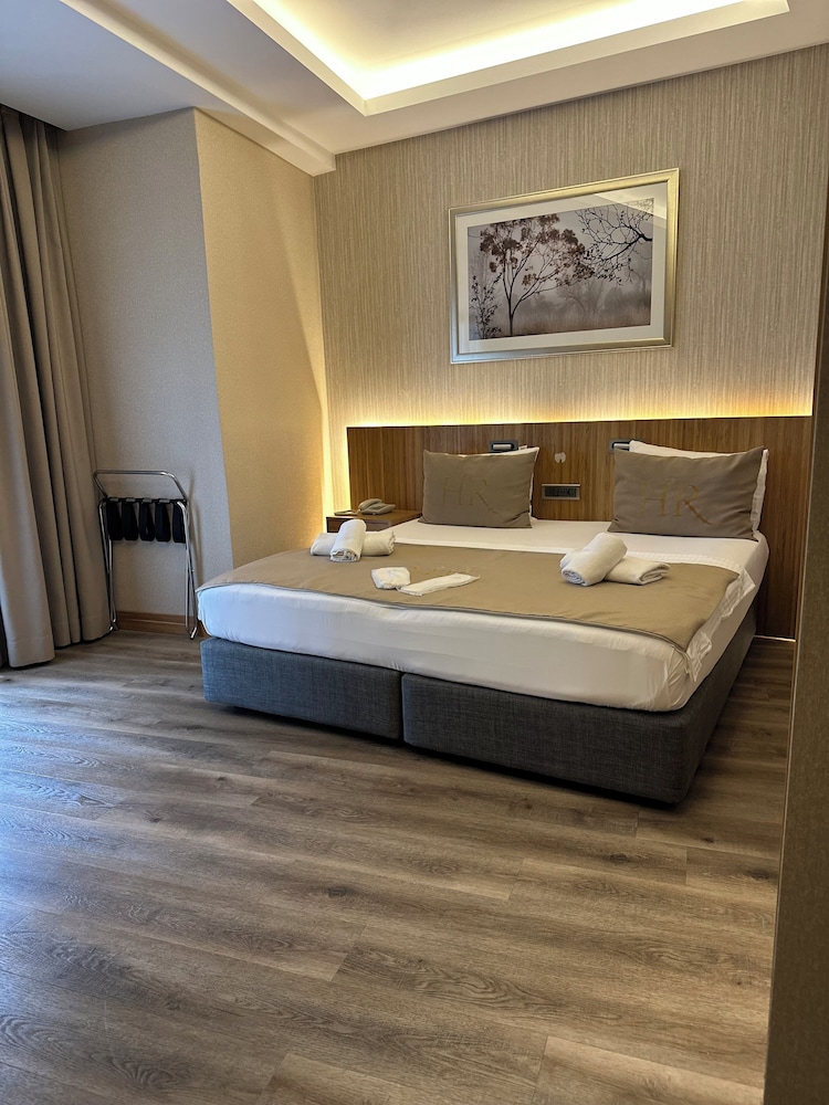 Panoramic Double Room, 1 Queen Bed, Partial Sea View photo 3