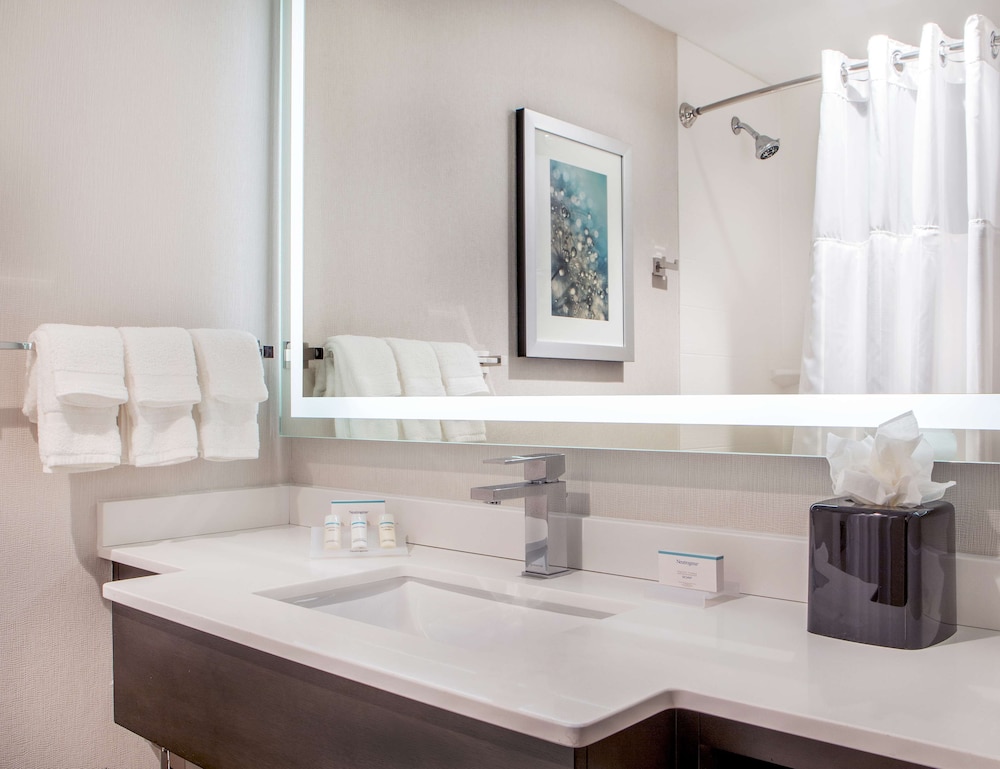 Room, 2 Double Beds, Accessible, Bathtub (Mobility & Hearing) thumbnail 5