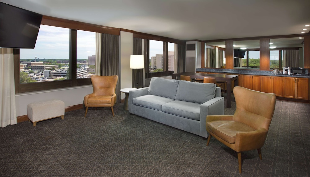 Suite, 1 King Bed, Non Smoking (Directors Suite) - Photo 4