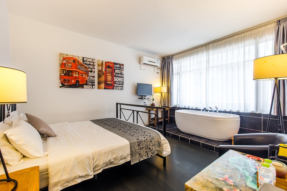 Deluxe Double Room, Bathtub photo 2