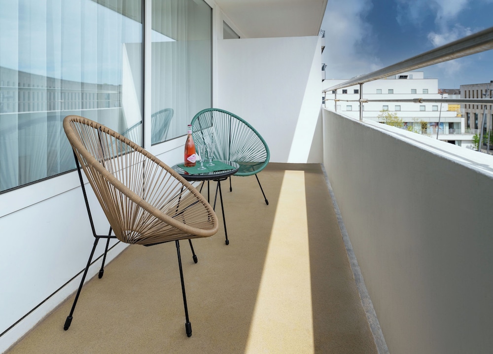 Business Room, 1 King Bed, Balcony - Photo 13