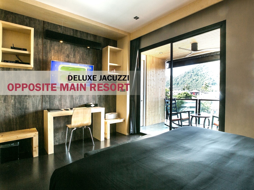 Deluxe Jacuzzi Suite Opposite Main Resort - Photo 4