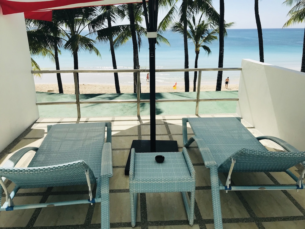 Premier Double Room, 2 Queen Beds, Balcony, Sea View photo 2