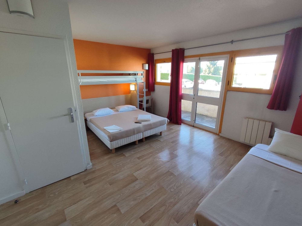 Standard Room, Multiple Beds photo 1