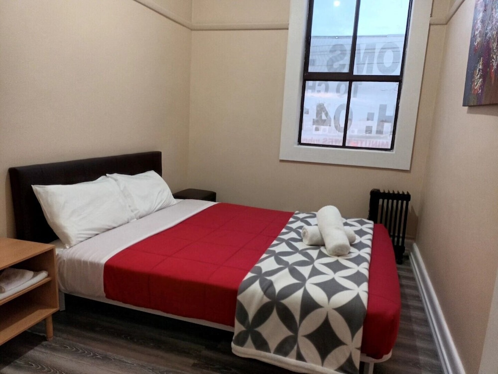 Economy Room, 1 Queen Bed, Non Smoking, Shared Bathroom