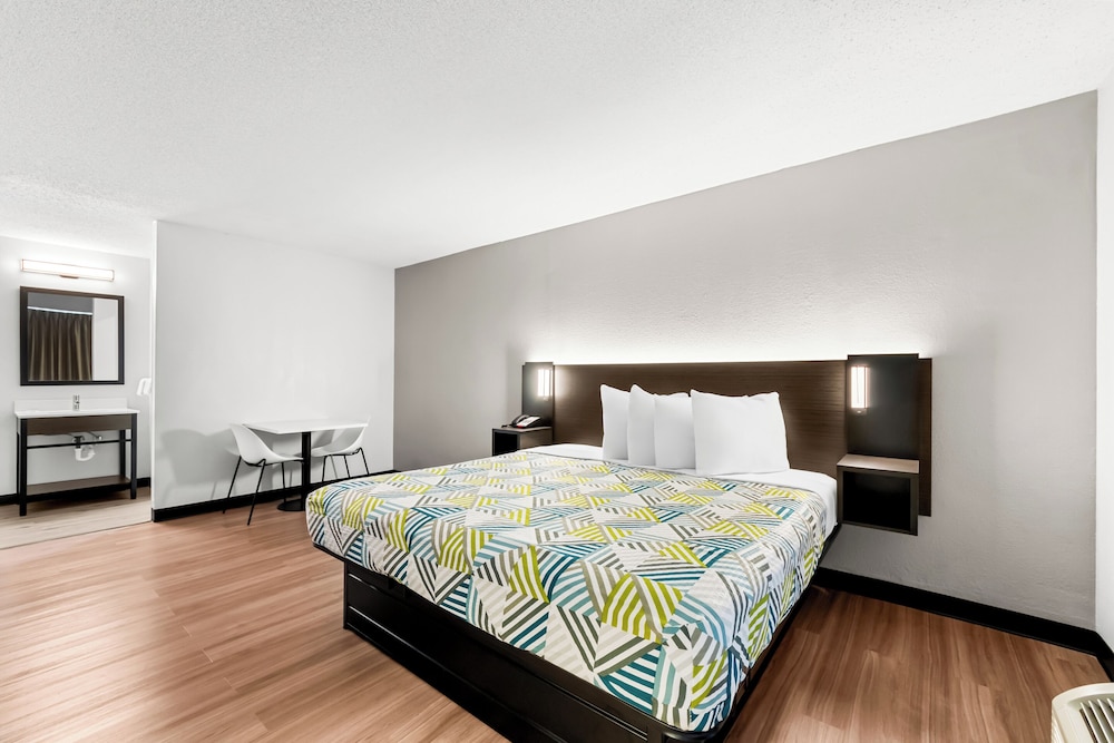 Deluxe Room, 1 King Bed, Non Smoking, Refrigerator & Microwave photo 3