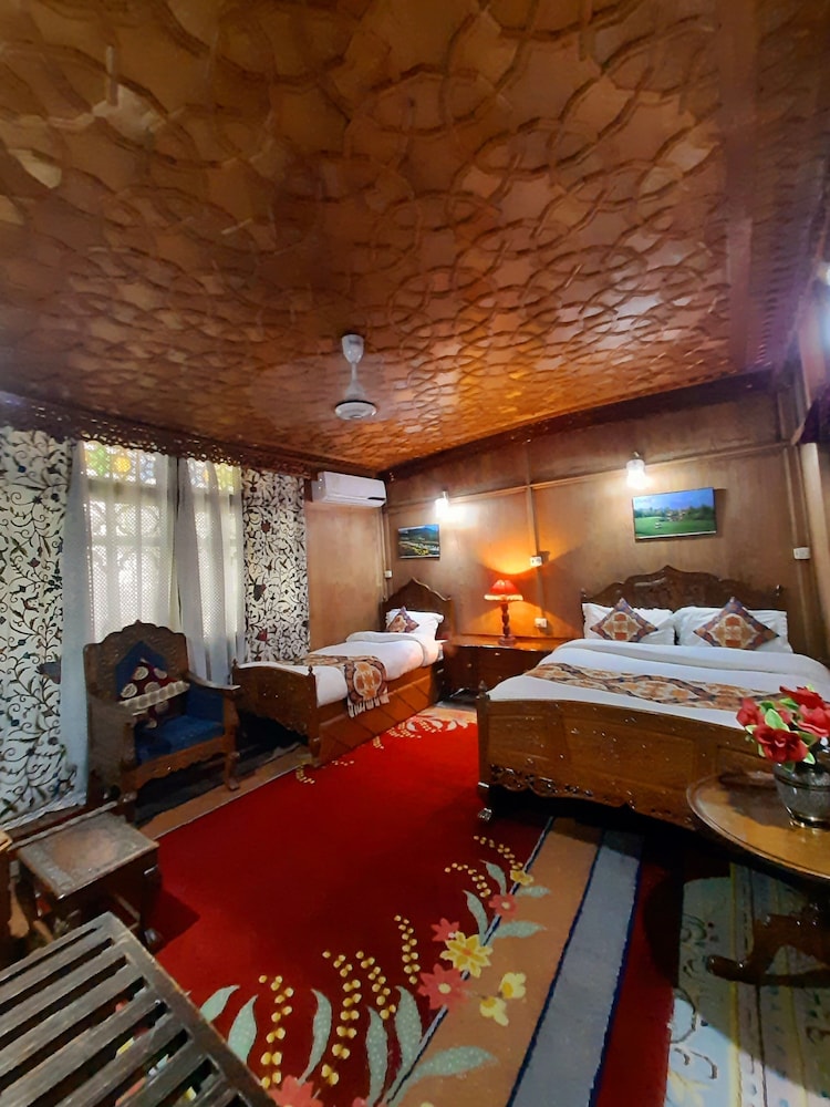 Royal Room photo 2