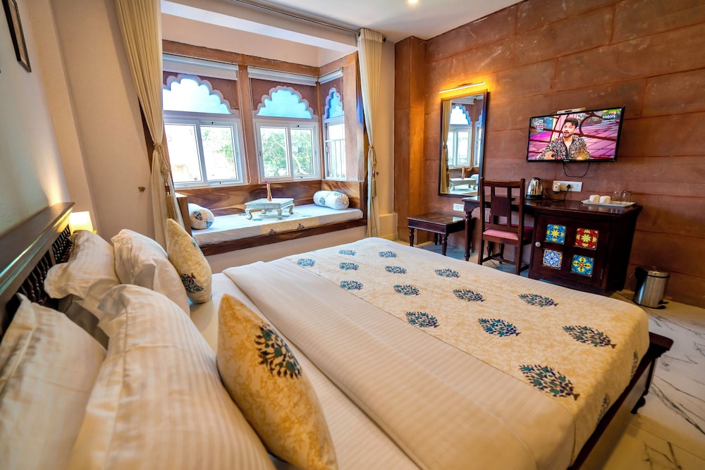 Superior Room with Jharokha, street view, King Bed ( 1st floor ) photo 2
