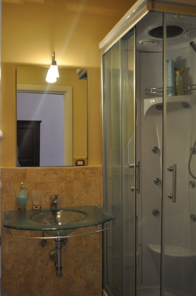 Twin Room - Photo 9