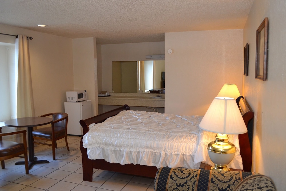 Basic Room, 1 Queen Bed, Non Smoking photo 1