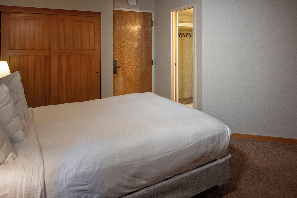 Suite, 2 Bedrooms, 2 Bathrooms, Mountainside photo 1