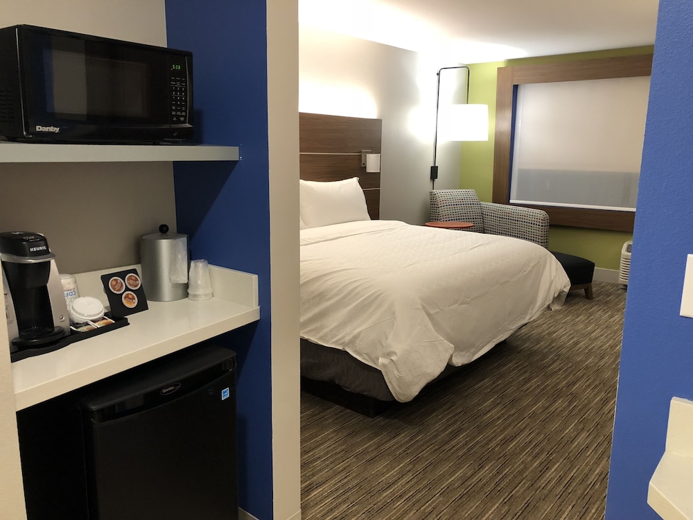 Standard Room, 1 King Bed, Accessible (Mobility, Roll-In Shower) photo 2