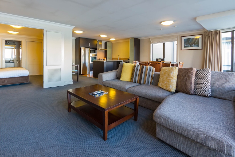 2 Bedroom Lakeview Apartment - Photo 8