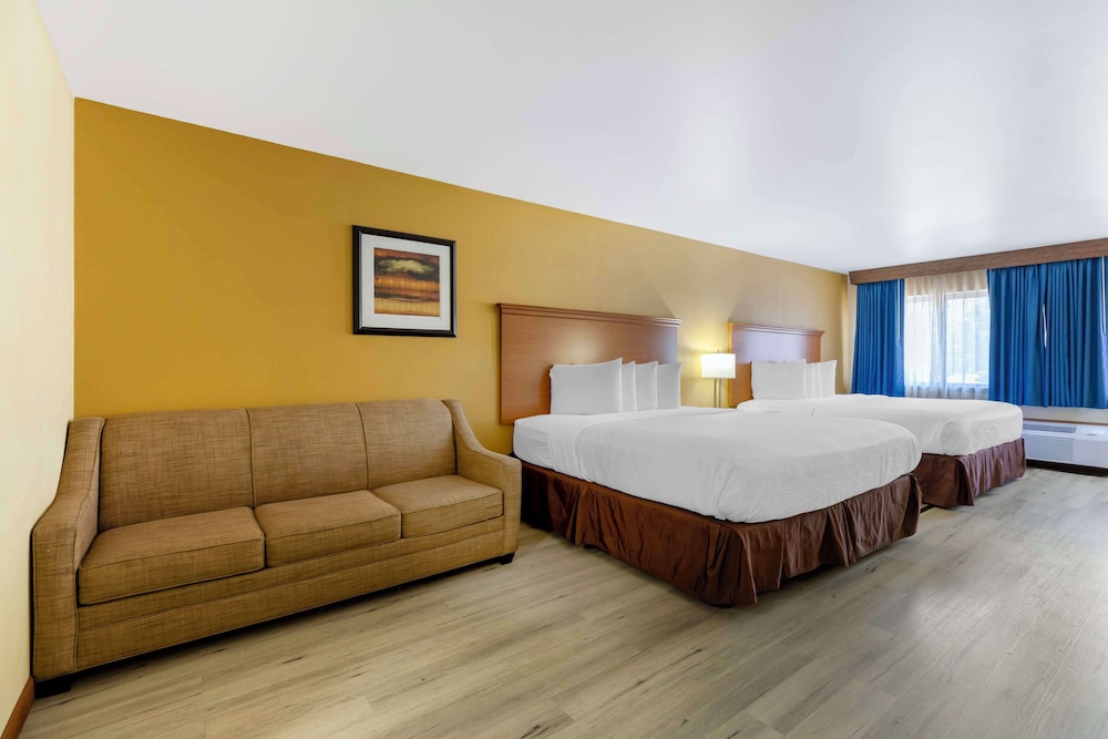 Standard Room, Multiple Beds, Non Smoking, Microwave (Oversized Room) photo 2