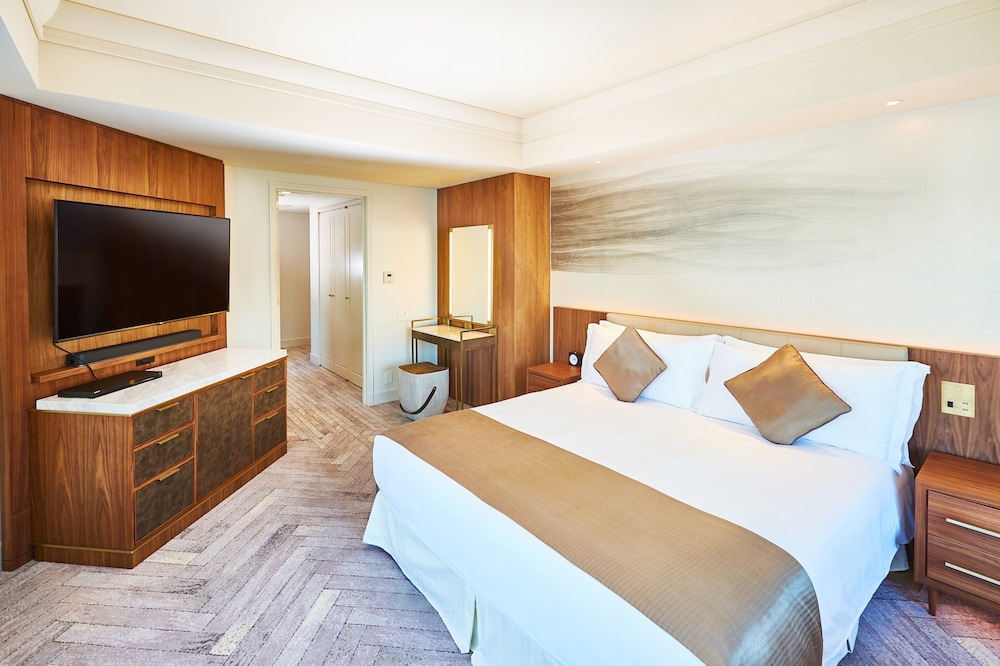 Junior Suite, 1 King Bed, River View (Mid Floor) photo 3
