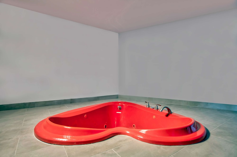 Deluxe Room, 1 King Bed, Non Smoking, Hot Tub photo 3