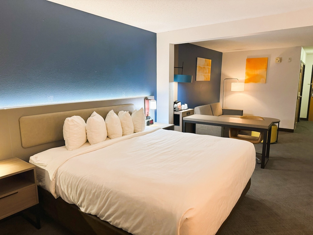 Suite, 1 King Bed with Sofa bed, Non Smoking - Photo 4