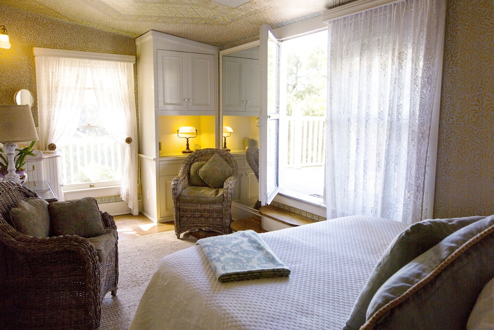 Superior Room, 1 Queen Bed, Balcony, Garden View (Sun Room) - Photo 4