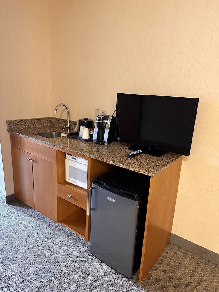 Deluxe Suite, 1 Queen Bed, Mobility Accessible photo 2