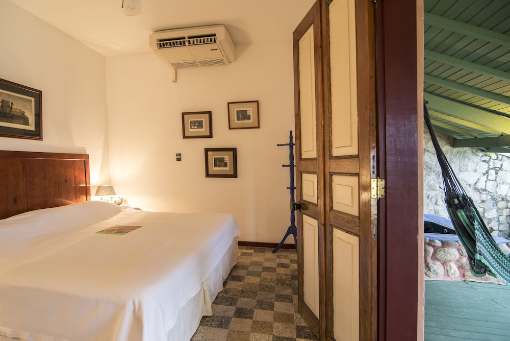 Standard Suite with Sea View 11