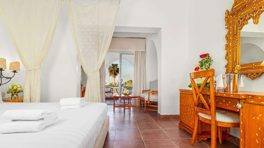 Prestige Deluxe Queen or Twin Room - Pool View - Photo 3