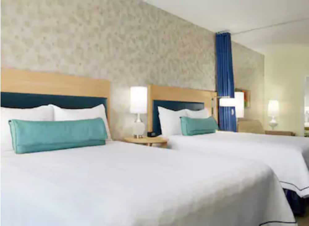 Suite, Multiple Beds, Accessible, Bathtub