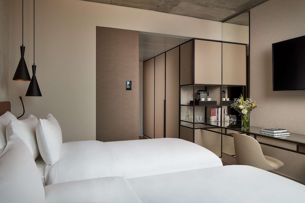 Suite (Skyline View)