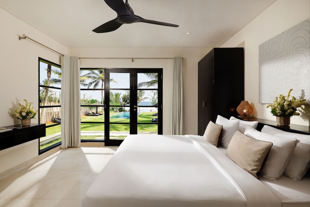5 Bedroom Beachfront Pool Villa photo 1