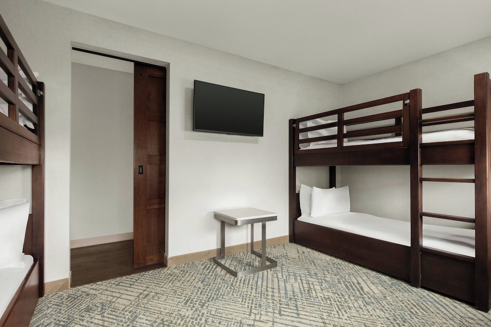 Suite, 1 Bedroom, Corner photo 3