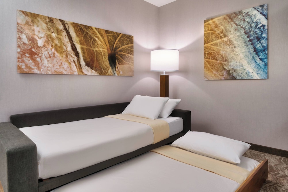 Suite, 2 Queen Beds - Photo 2