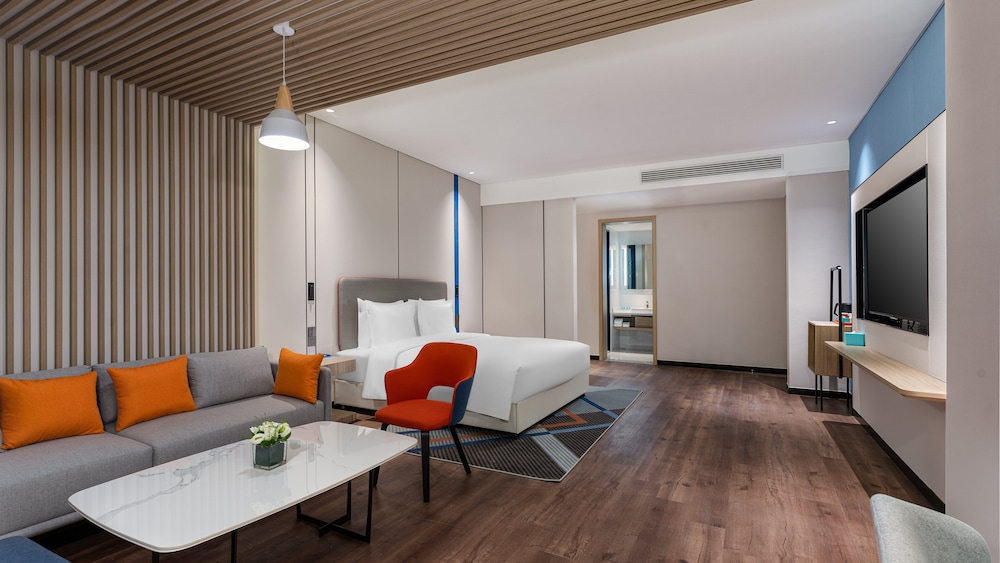 Suite, 1 King Bed, Lake View (Minifridge)