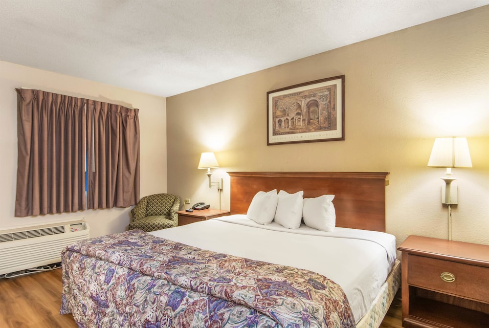 Standard Room, 1 King Bed, Roll-in Shower, Non Smoking photo 3