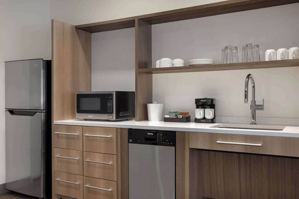 Suite, 1 Bedroom - Photo 10