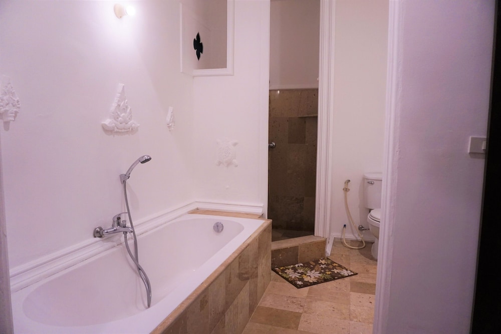 Deluxe Room with Bathtub photo 2