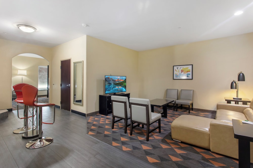 Suite, 1 King Bed, Jetted Tub (Additional Living Area) - Photo 3