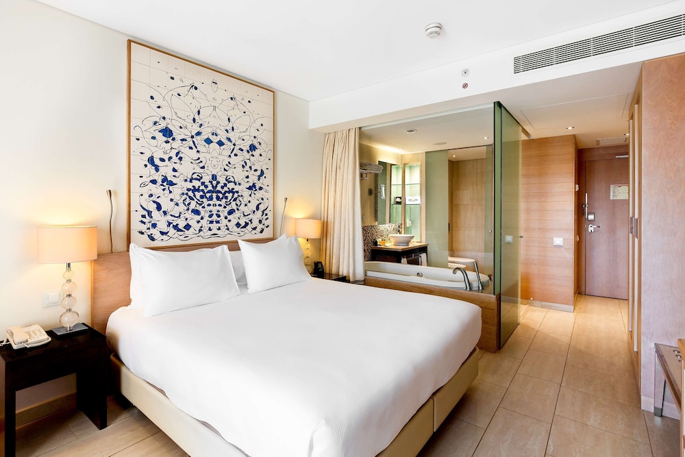 Deluxe Room, 1 King Bed - Photo 11
