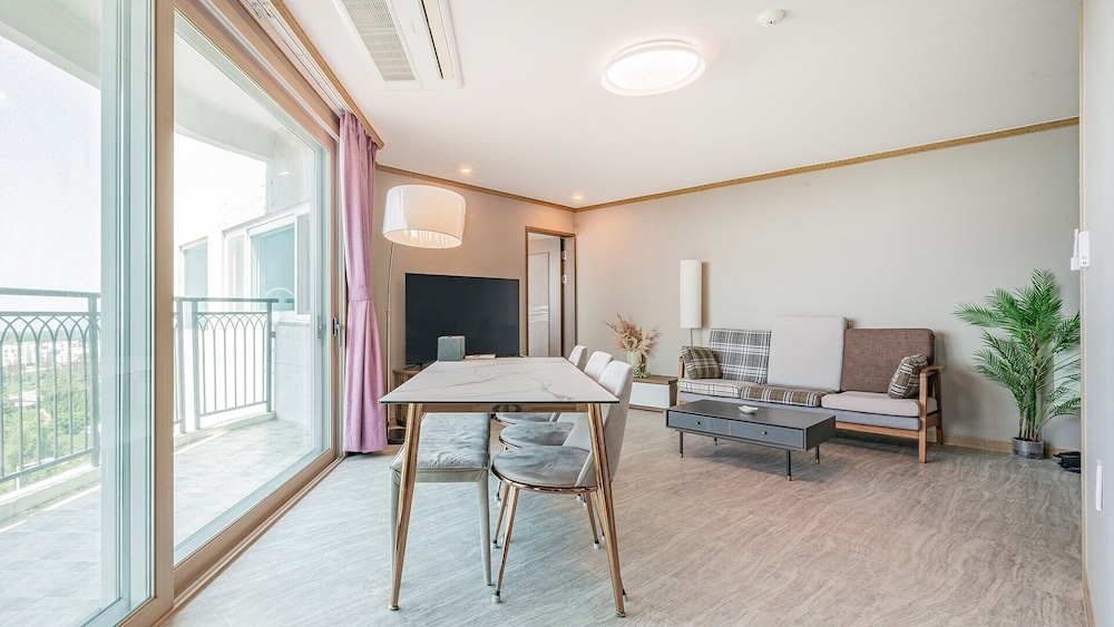 J. View Suite photo 2