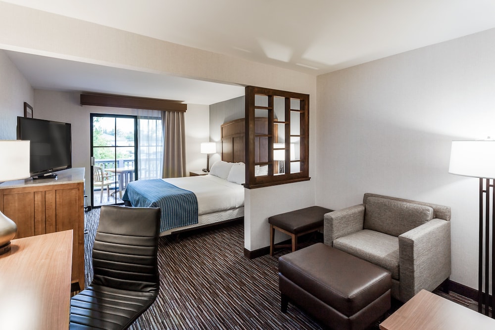 Standard Room, 1 King Bed, Balcony - Photo 3