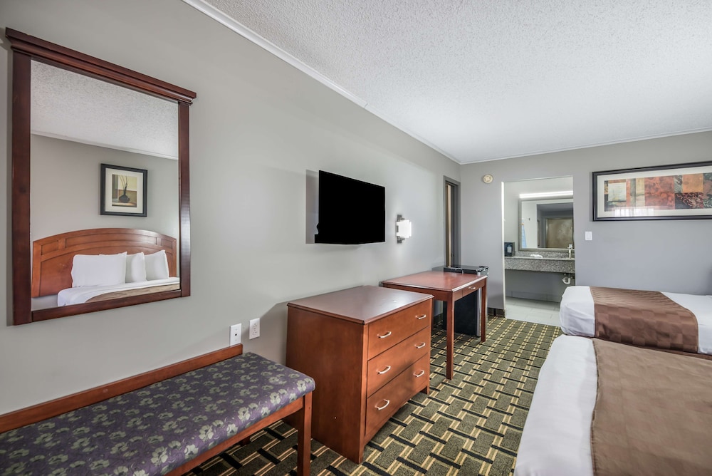 Standard Room, Multiple Beds, Non Smoking photo 2