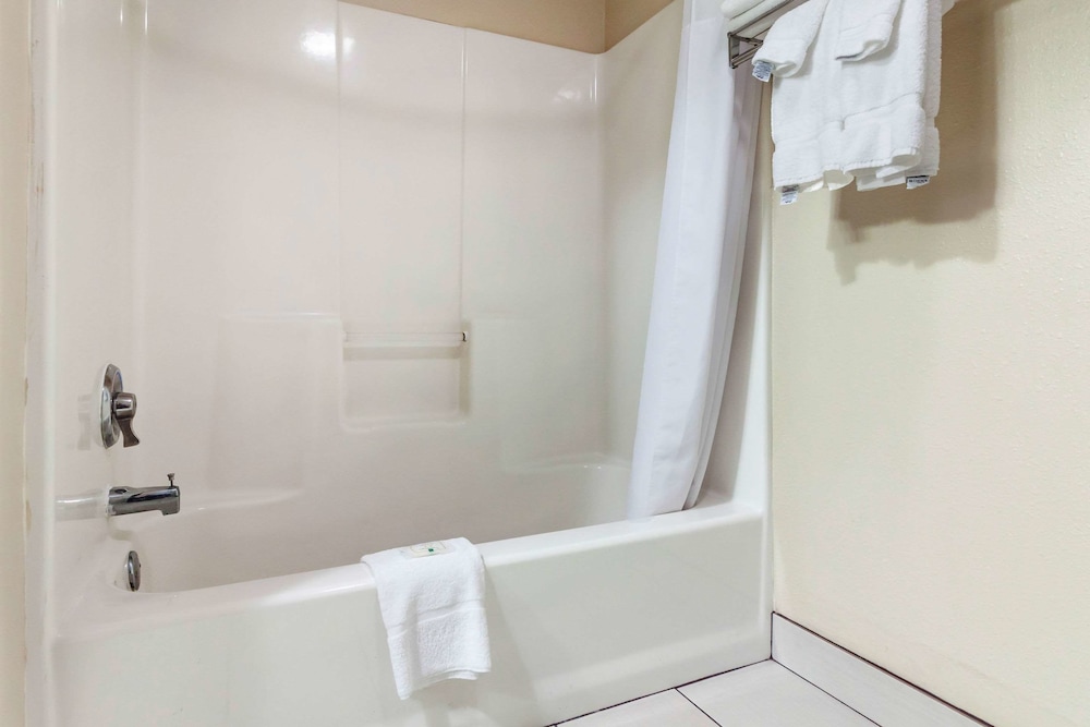 Room, 2 Queen Beds, Non Smoking - Photo 7