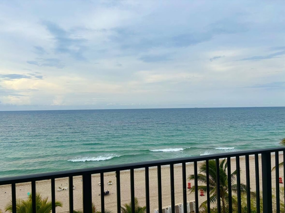 Grand Suite, 1 King Bed with Sofa bed, Ocean View, Beachfront photo 3