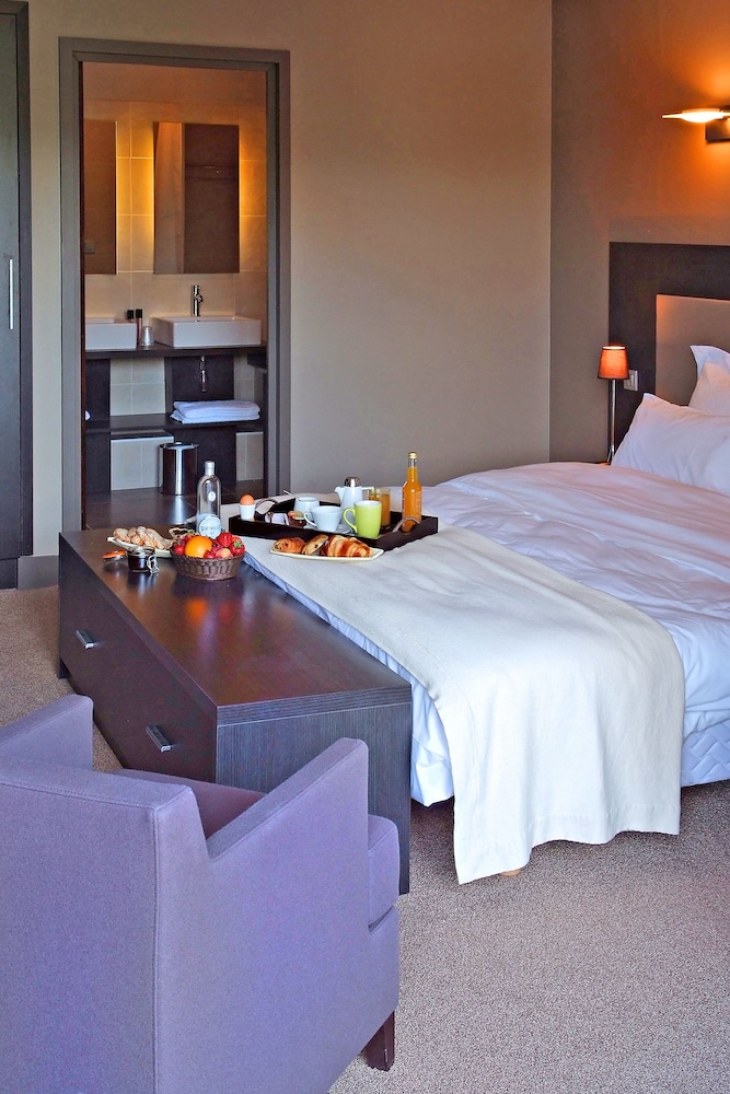 Suite, Lake View - Photo 4