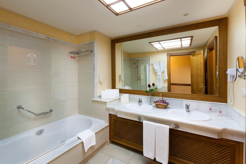Superior Double Room Single Use (1 adult) thumbnail 5