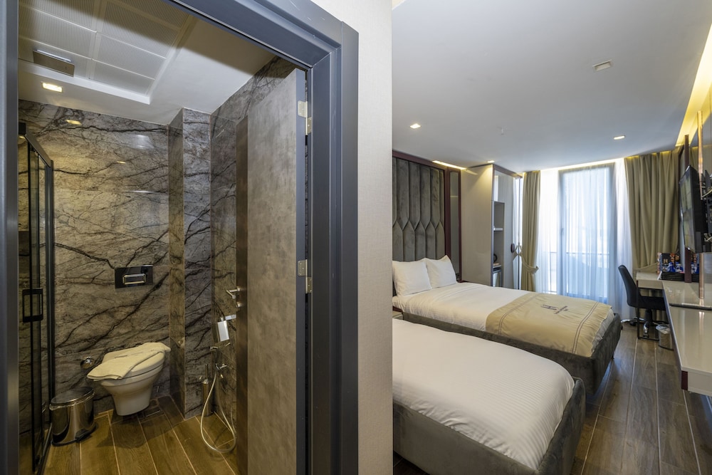 Deluxe Double or Twin Room - Photo 13