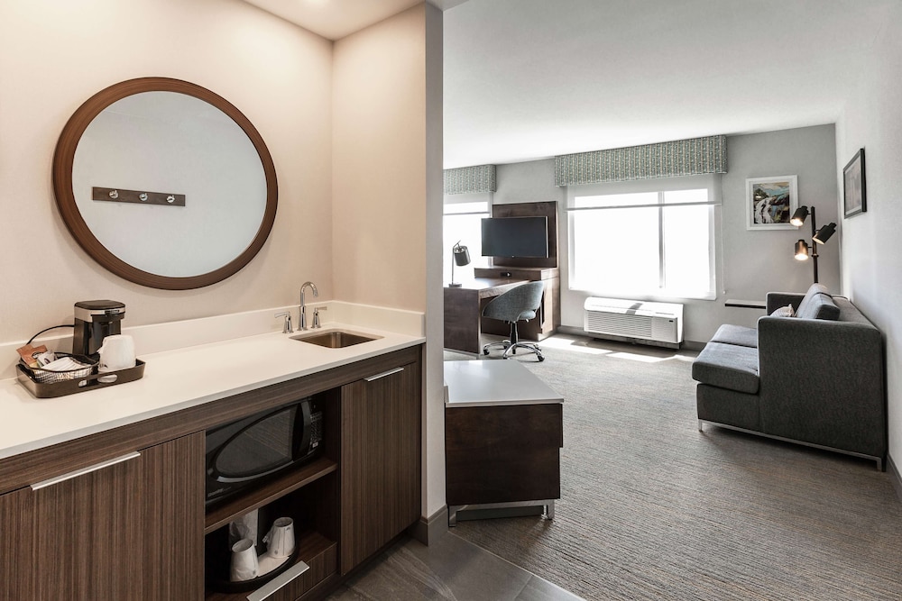 Suite, 1 King Bed, Refrigerator & Microwave (Wet bar) - Photo 2