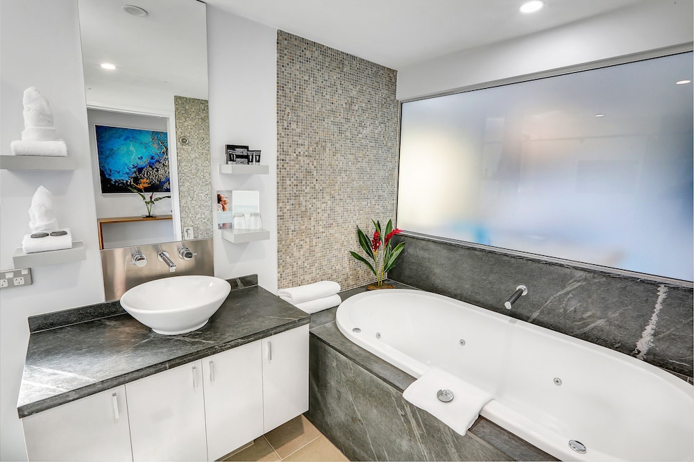 Deluxe Studio, 1 Bedroom, Partial Ocean View photo 3