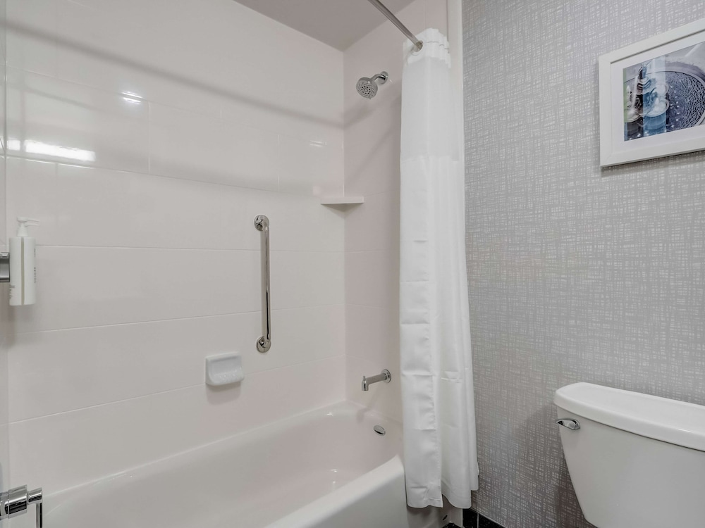 Room, 2 Queen Beds, Accessible, Bathtub (Hearing) - Photo 29